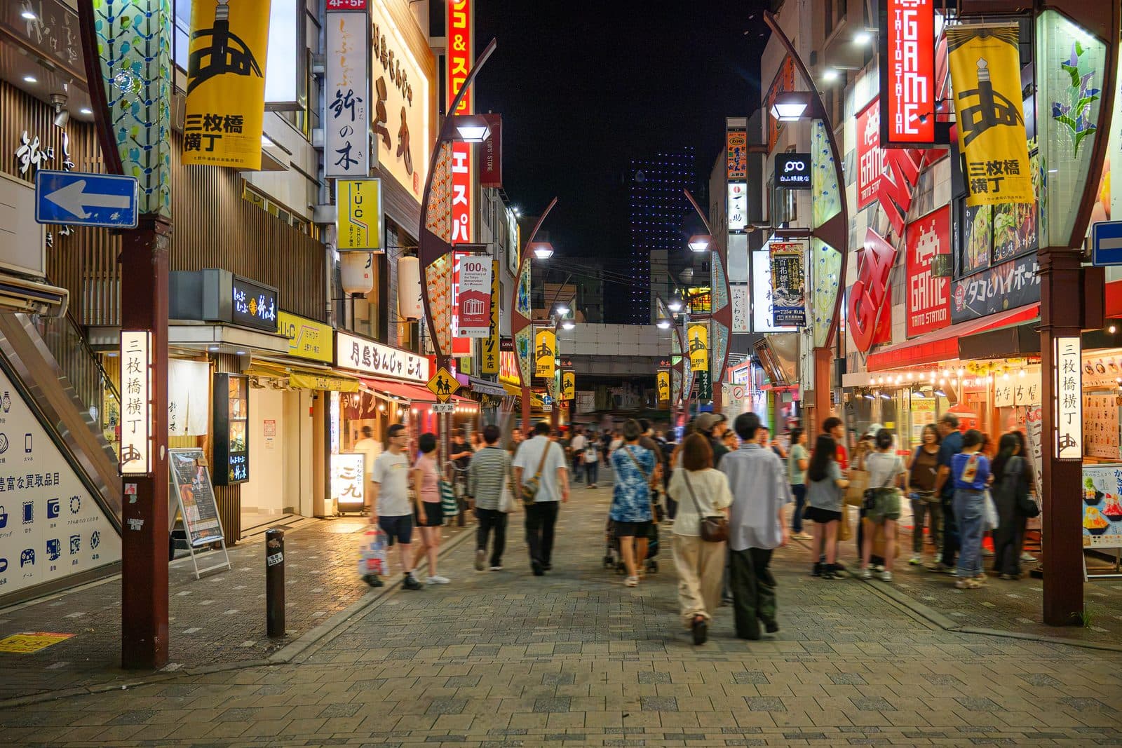夜のアメ横商店街を歩く人々