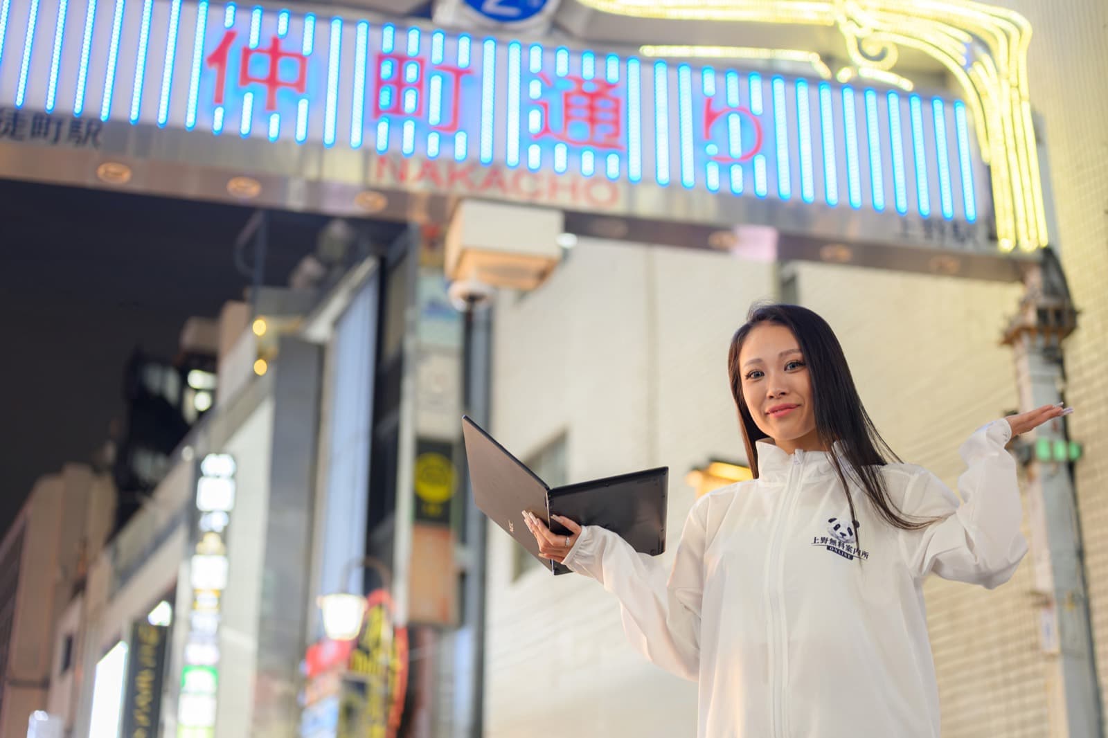 夜の上野・御徒町でおすすめのお店を案内する上野オンライン無料案内所のスタッフ
